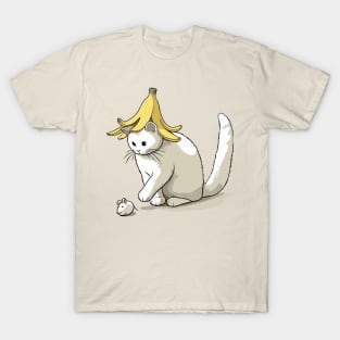 Funny banana cat catching mouse T-Shirt